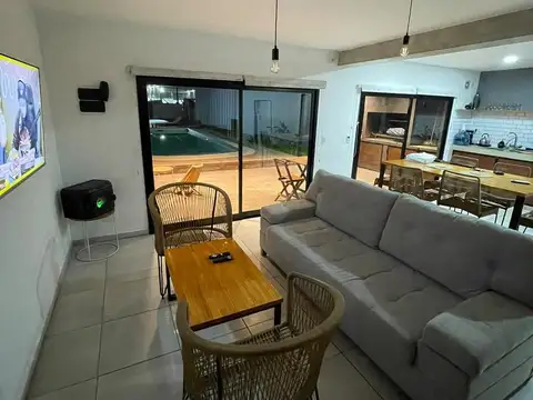 Casa en Venta con 3 cocheras