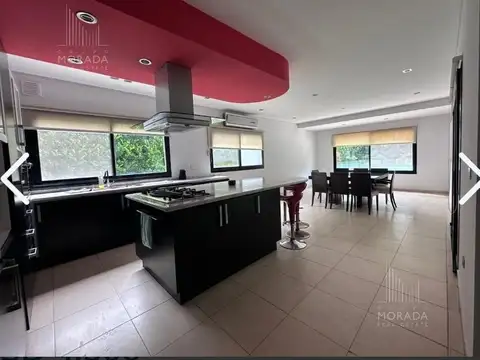 Casa en Alquiler con 6 cocheras