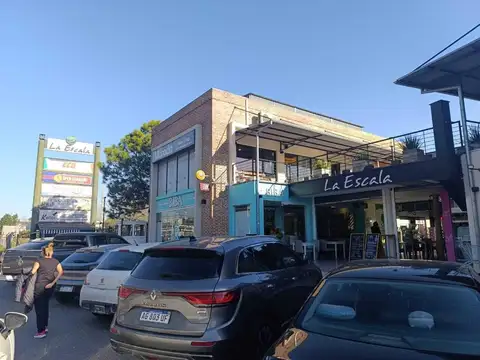 Local comercial a la venta con renta. La Escala. Pilar