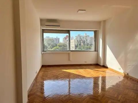 Monoambiente amplio y luminoso con vista abierta a Plaza Libertad \ Apto profesional