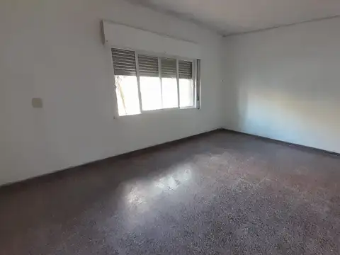 Casa 6 ambientes con 2 baños