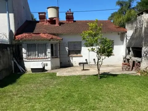 CASA EN VENTA BECCAR SOBRE CALLE ROMA, AMPLIO LOTE