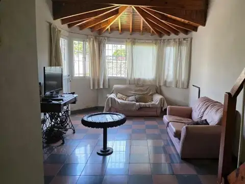 CASA EN VENTA BECCAR SOBRE CALLE ROMA, AMPLIO LOTE