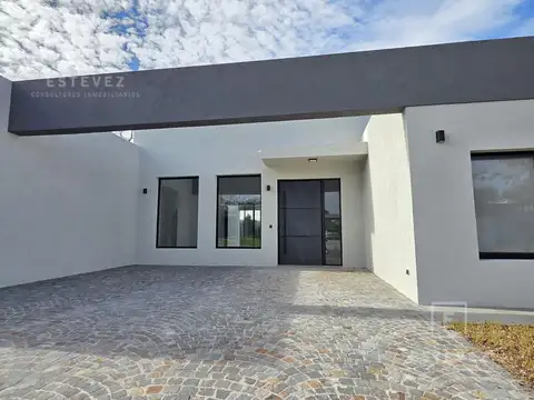 Casa en una planta con pileta a la venta, Barrio Cerrado, Escobar