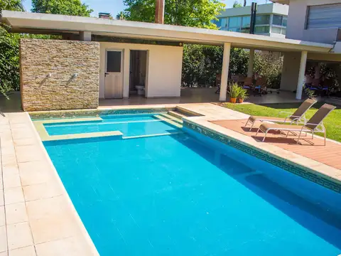Casa en Alquiler en Funes, USD 3.200