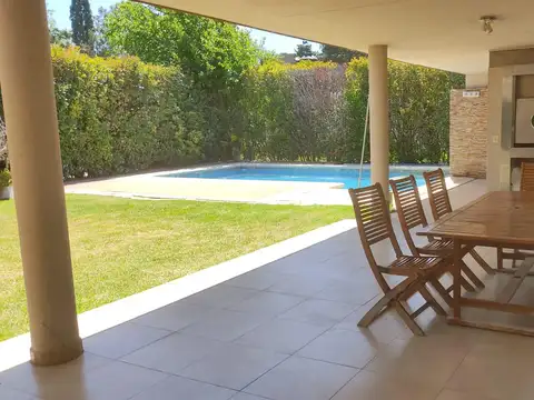Casa en Alquiler en Funes, USD 3.500
