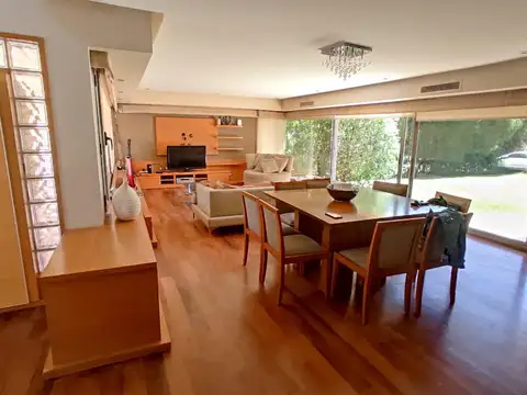 Casa en Alquiler con 2 cocheras
