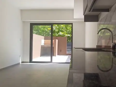 VENTA MONOAMBIENTE HURLINGHAN PATIO PROPIO YPILETA