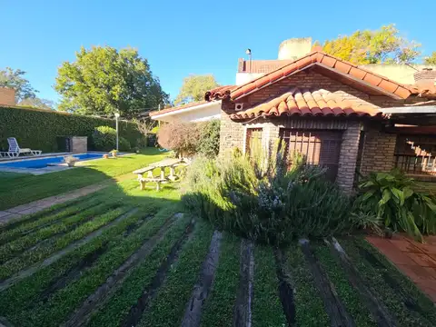 VENTA CASA DE 3 DORMITORIOS 10 AMBIENTES COCHERA AMPLIO PATIO VERDE Y PILETA EN FISHERTON