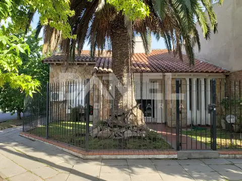 CHALET 4 AMBIENTES EN EXCELENTE UBICACION !!! 7 CUADRAS DE LA ESTACION ITUZAINGO APTO CREDITO !!!!