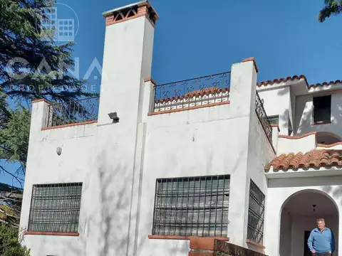 Casa 8 ambientes con 2 baños