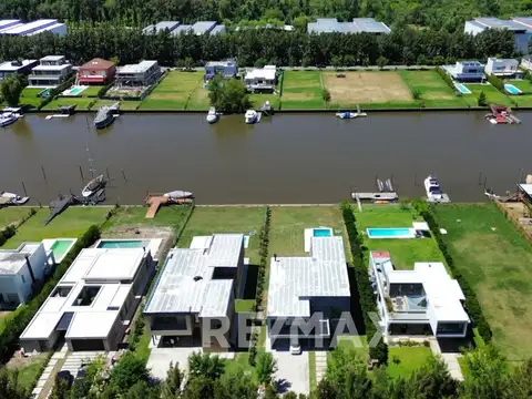 Casa en Venta con 2 cocheras