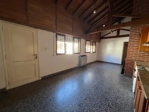 Casa en Alquiler con 2 cocheras
