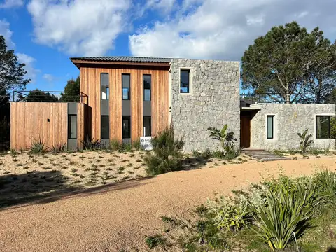 VENTA CASA EN JOSE IGNACIO 310 mts y 1900 de terreno