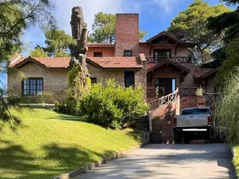 Casa en venta - 3 Dormitorios 2 Baños - Villa Gesell