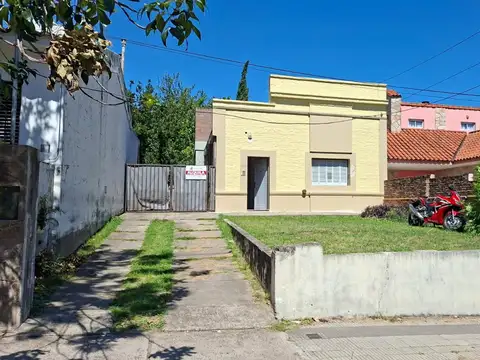 Alquilo casa con  fondo verde  en calle Ramírez y Racedo