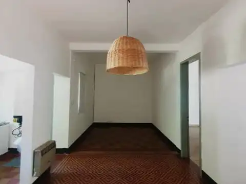 Alquilo casa con fondo verde  en calle Ramírez y Racedo