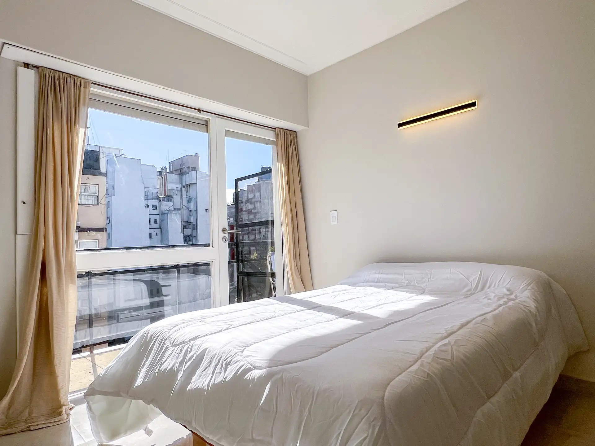 Monoambiente a estrenar con balcón al frente y piso alto — Plaza Colón, a metros del mar