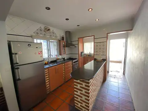 Casa 8 ambientes con 2 baños