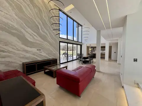 Casa en Alquiler con 4 cocheras
