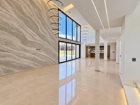Casa en Alquiler con 4 cocheras