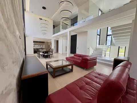 Casa 7 ambientes con 5 baños
