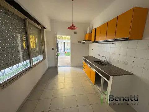 Casa en Alquiler con 3 cocheras