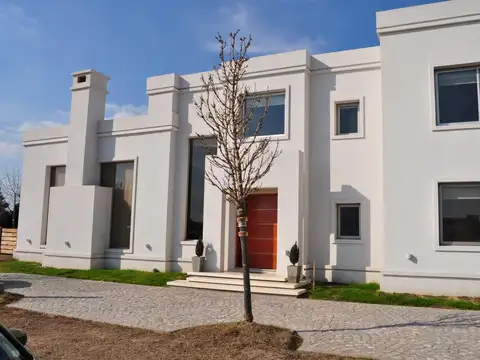 EN VENTA CASA ESTILO MINIMALISTA. 5 DORMITORIOS. 5 BAÑOS. QUINCHO, PISCINA. TERRENO 1200M2. KENTUCKY
