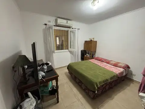 Casa 3 ambientes con jardín en zona residencial de Adrogué