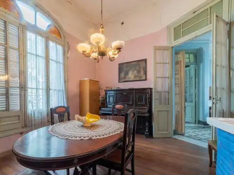 Casa en venta con gran terreno a 100m de Bv Galvez