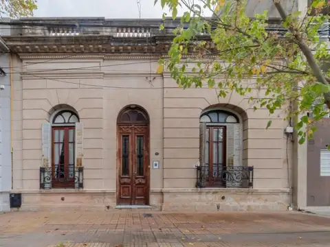 Casa en venta con gran terreno a 100m de Bv Galvez