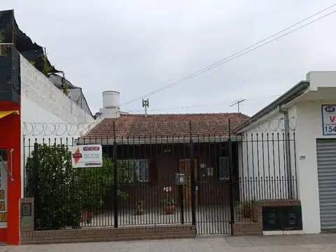 Casa cinco ambientes con local, quincho, jardin y terraza