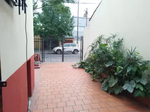 VENTA  RESIDENCIA EN DOS PLANTAS: CASTELAR NORTE.  MORON