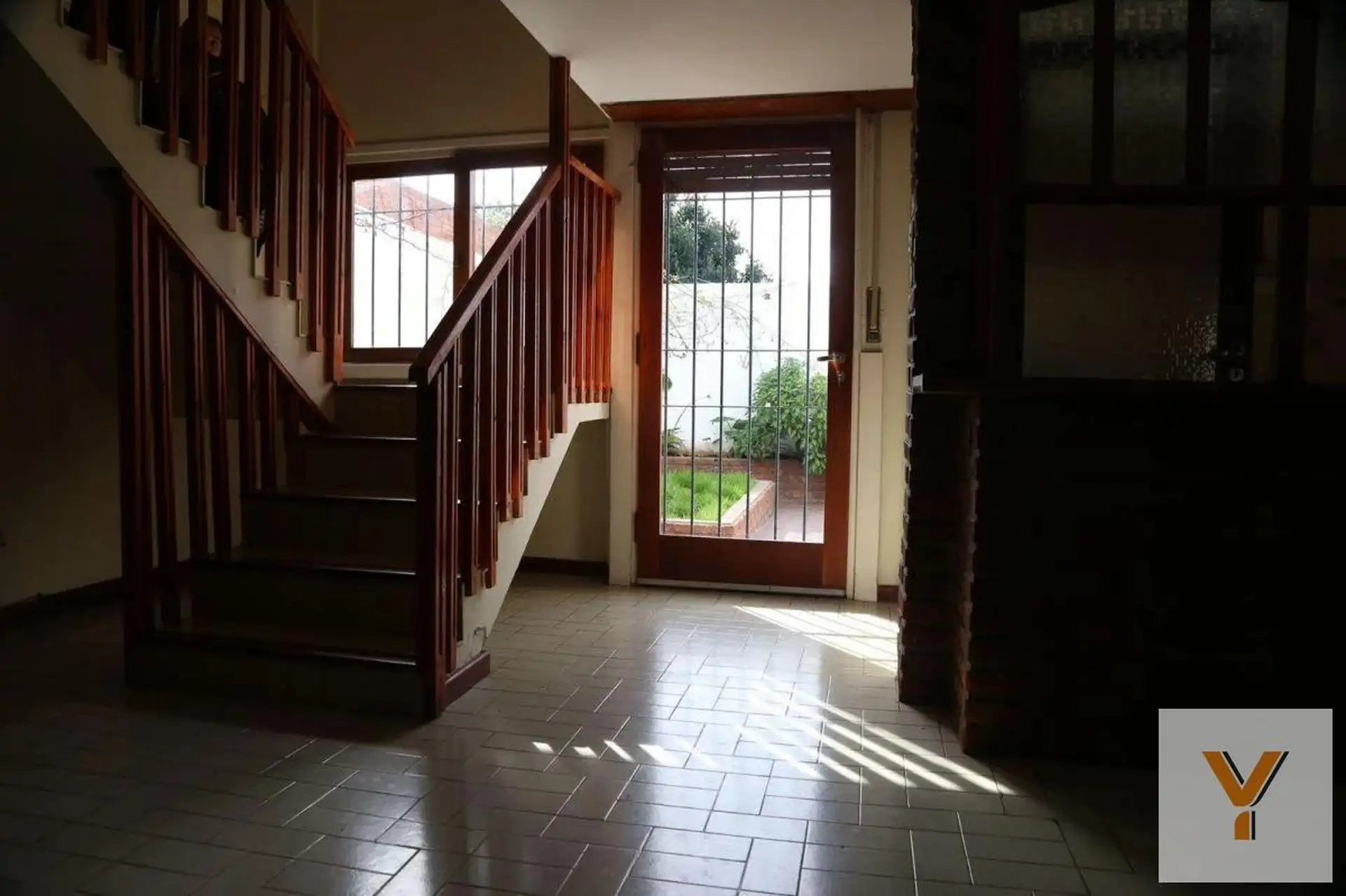 Casa 4 dorm, 200 m² cubiertos + quincho con parrilla y cochera — Balcarce