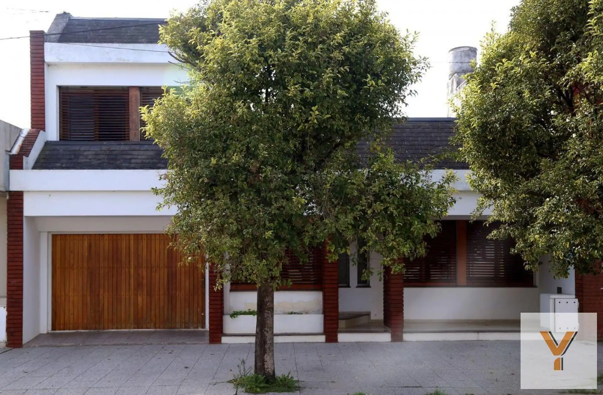 Casa 4 dorm, 200 m² cubiertos + quincho con parrilla y cochera — Balcarce
