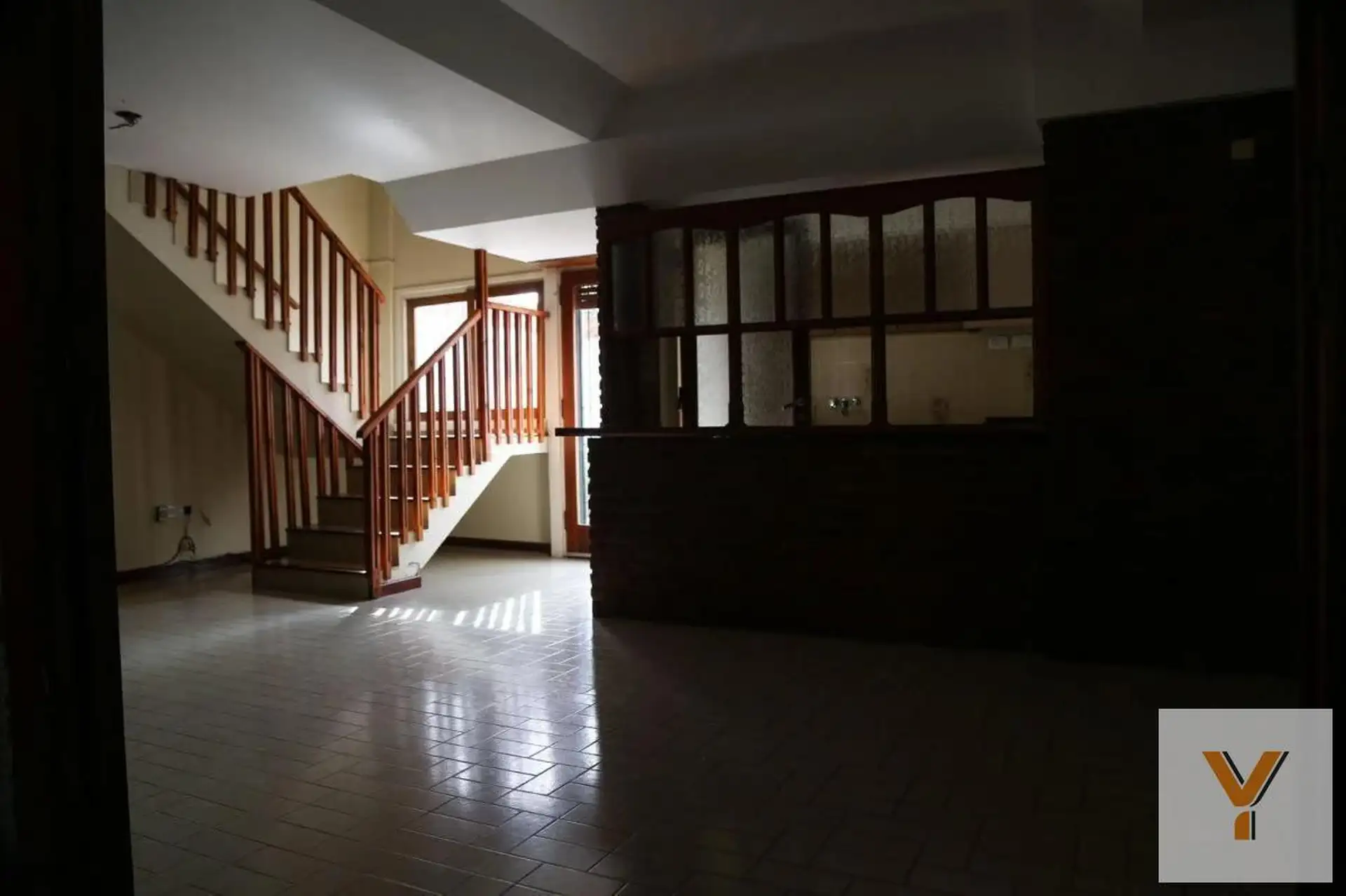 Casa 4 dorm, 200 m² cubiertos + quincho con parrilla y cochera — Balcarce