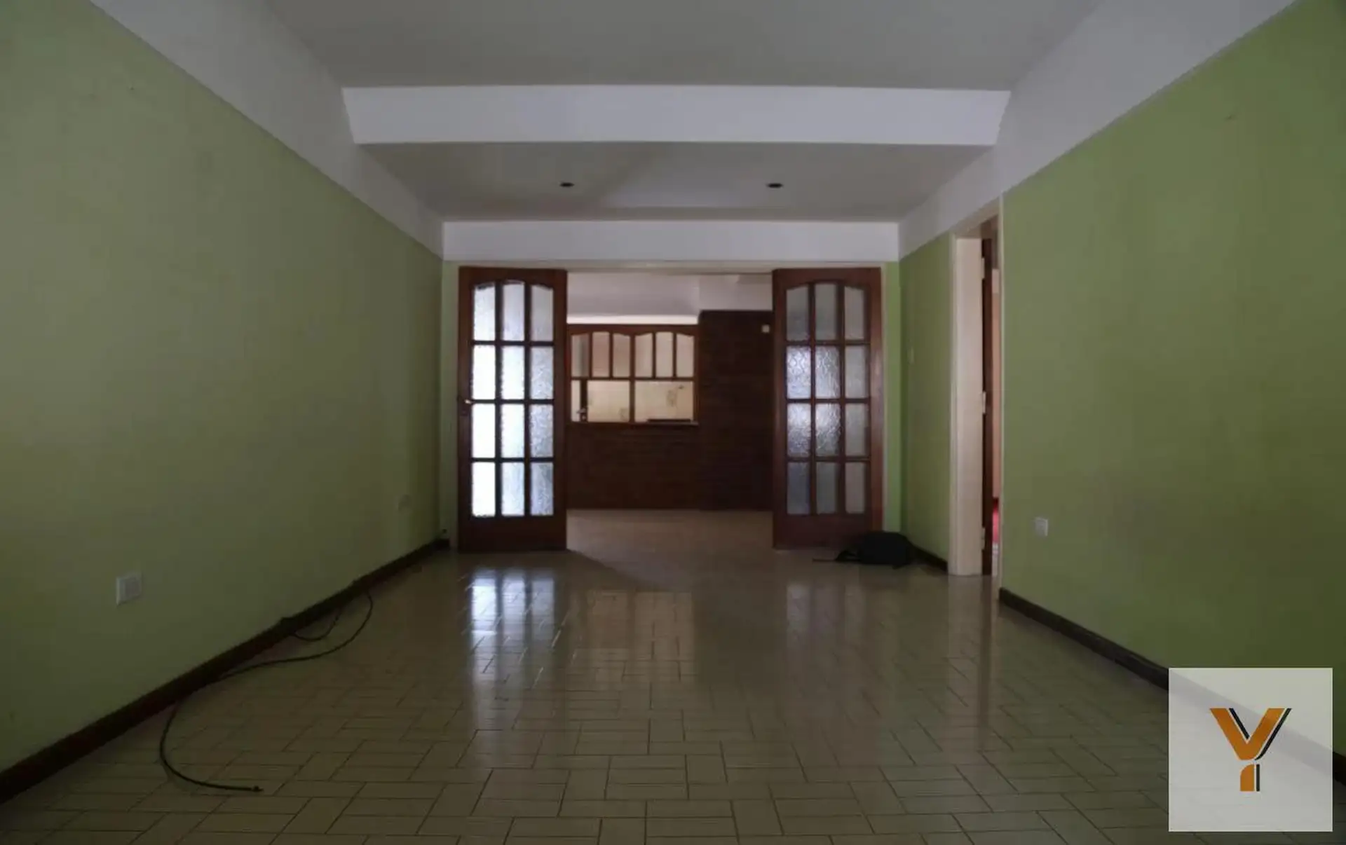 Casa 4 dorm, 200 m² cubiertos + quincho con parrilla y cochera — Balcarce
