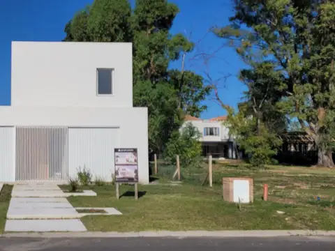 Sector 1, Azzurra Tortugas, Pilar