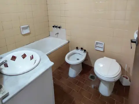 Excelente Zona - Luminoso - Piso 8 - Contrafrente con Balcon