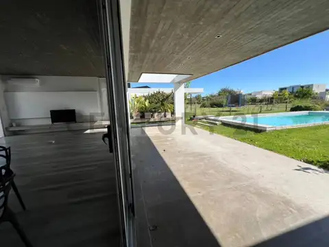Casa 6 ambientes con 3 baños