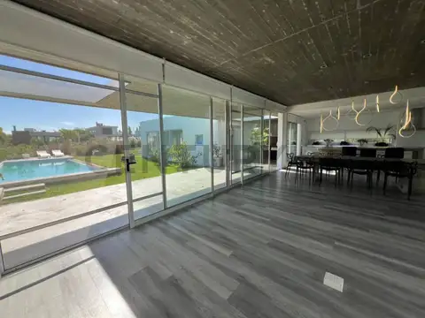 Casa en Venta con 4 cocheras