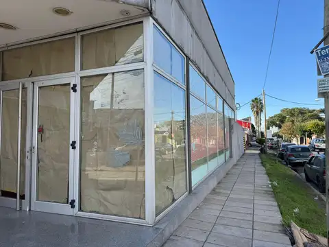 Local Comercial en esquina 357 m² cub. c/ estacionamiento propio 413 m² - Castelar