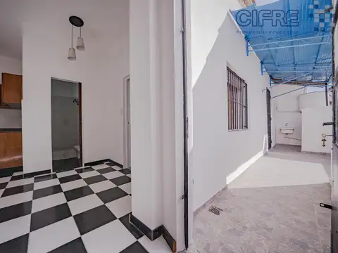 BAJÓ DE PRECIO! PH de 3 ambientes 1ero x escalera TIPO CHORIZO muy luminoso con patio