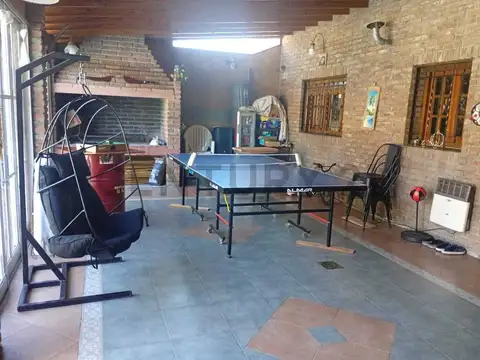 Casa 6 ambientes con 2 baños