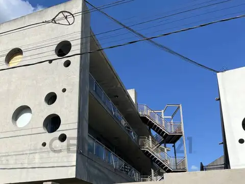 Melvin Jones 1100, Piso 0