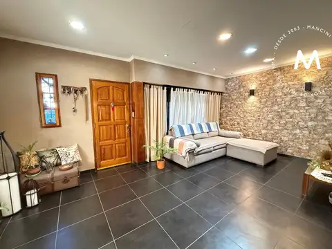 Casa en Venta con 2 cocheras