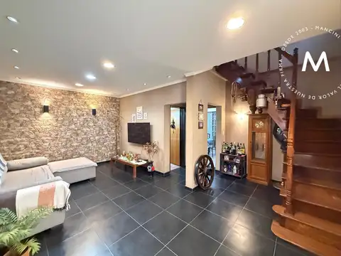 APTO CRÉDITO - Casa en venta de 5 ambientes con dos cocheras, galería y jardín - José León Suárez