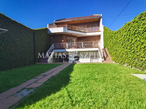 Venta de Casa 4 AMBIENTES en Lomas del Mirador.  Con Cochera y fondo