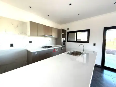 Casa en Venta con 3 cocheras