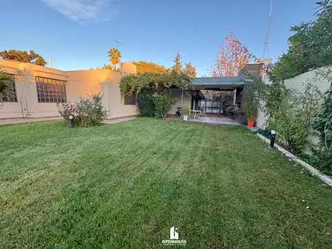 Casa en Alquiler con 1 cochera